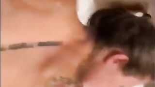 A lei piace succhiarlo e a me leccarla