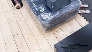 Thalia scopata in altalena