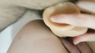 È talmente troia che un cazzo non le basta