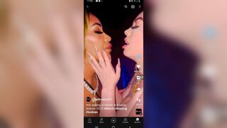 Zoccole si sputano in bocca