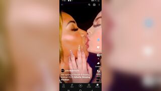 Zoccole si sputano in bocca