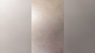 Camgirl italiana fa sesso in auto col suo porco