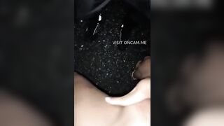 Camgirl italiana fa sesso in auto col suo porco