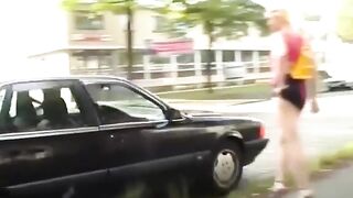 Puttanella adolescente batte in strada