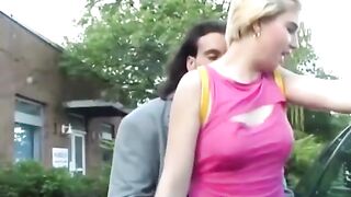 Puttanella adolescente batte in strada