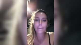 La camgirl va al night col suo toro