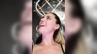 La camgirl va al night col suo toro