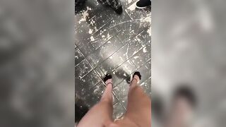 La camgirl prende due cazzi al nightclub