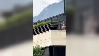 Il manager sgamato a sbattersi una segretaria