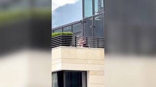 Il manager sgamato a sbattersi una segretaria