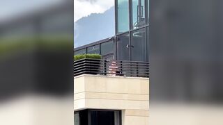 Il manager sgamato a sbattersi una segretaria