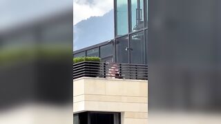 Il manager sgamato a sbattersi una segretaria