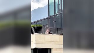 Il manager sgamato a sbattersi una segretaria