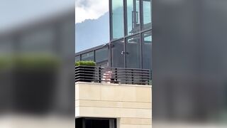 Il manager sgamato a sbattersi una segretaria