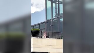 Il manager sgamato a sbattersi una segretaria