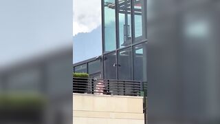 Il manager sgamato a sbattersi una segretaria