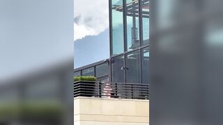 Il manager sgamato a sbattersi una segretaria