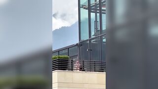 Il manager sgamato a sbattersi una segretaria