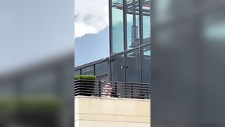 Il manager sgamato a sbattersi una segretaria