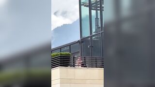 Il manager sgamato a sbattersi una segretaria