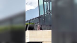 Il manager sgamato a sbattersi una segretaria