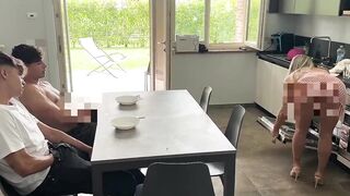 Amica di mamma fa arrapare i ragazzi