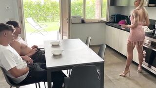 Amica di mamma fa arrapare i ragazzi