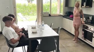 Amica di mamma fa arrapare i ragazzi