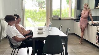 Amica di mamma fa arrapare i ragazzi