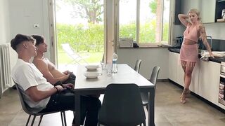 Amica di mamma fa arrapare i ragazzi