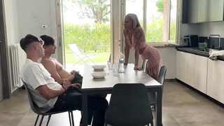 Amica di mamma fa arrapare i ragazzi