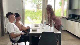 Anteprima del video: Amica di mamma fa arrapare i ragazzi