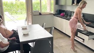 Amica di mamma fa arrapare i ragazzi