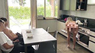 Amica di mamma fa arrapare i ragazzi