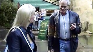 Bella puttanella biondina inculata gal cliente in albergo