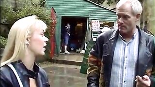 Bella puttanella biondina inculata gal cliente in albergo