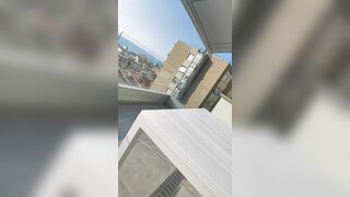 Vecchia puttana lo succia sul balcone