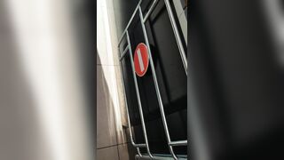 Spiata mentre fa la spesa