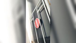 Spiata mentre fa la spesa