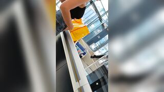 Spiata mentre fa la spesa