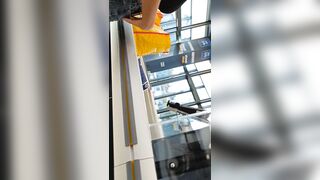 Spiata mentre fa la spesa