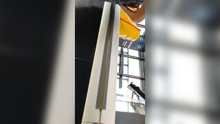 Spiata mentre fa la spesa