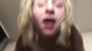 Giovane puttanella biondina 2