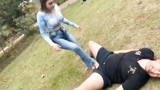 Calci nelle palle dello schiavo