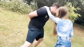 Calci nelle palle dello schiavo