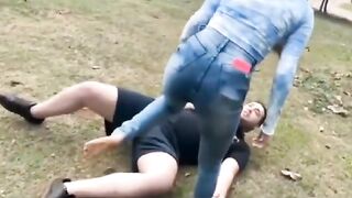 Calci nelle palle dello schiavo