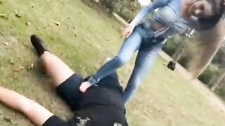 Calci nelle palle dello schiavo