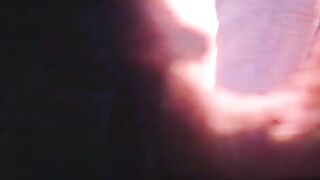 Ragazza piscia in piedi nel bagno della stazione