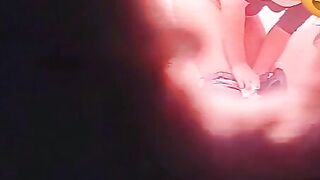 Anteprima del video: Ragazza piscia in piedi nel bagno della stazione