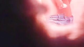 Ragazza piscia in piedi nel bagno della stazione